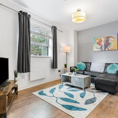 Spacious 1 Bedroom Apartment In Central Γουόκινγκ Εξωτερικό φωτογραφία