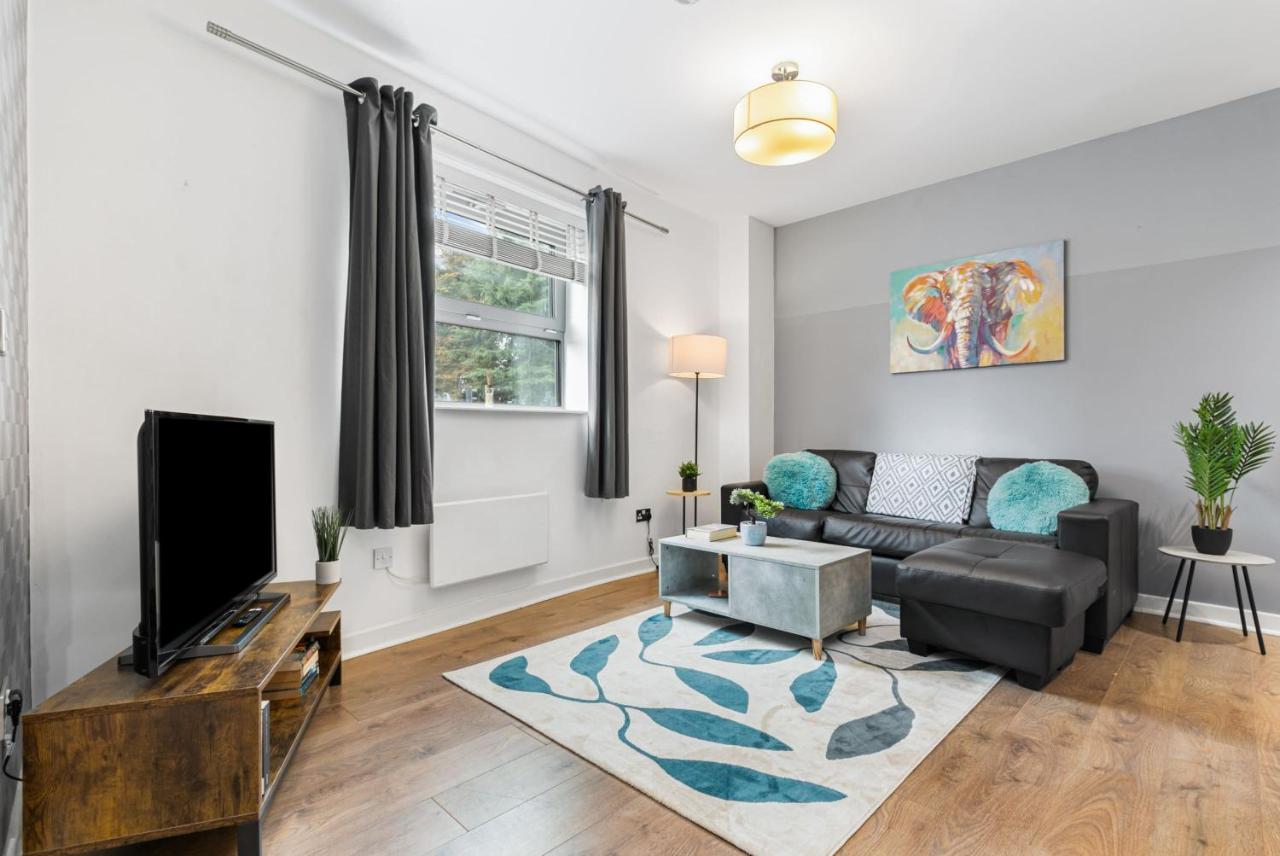 Spacious 1 Bedroom Apartment In Central Γουόκινγκ Εξωτερικό φωτογραφία