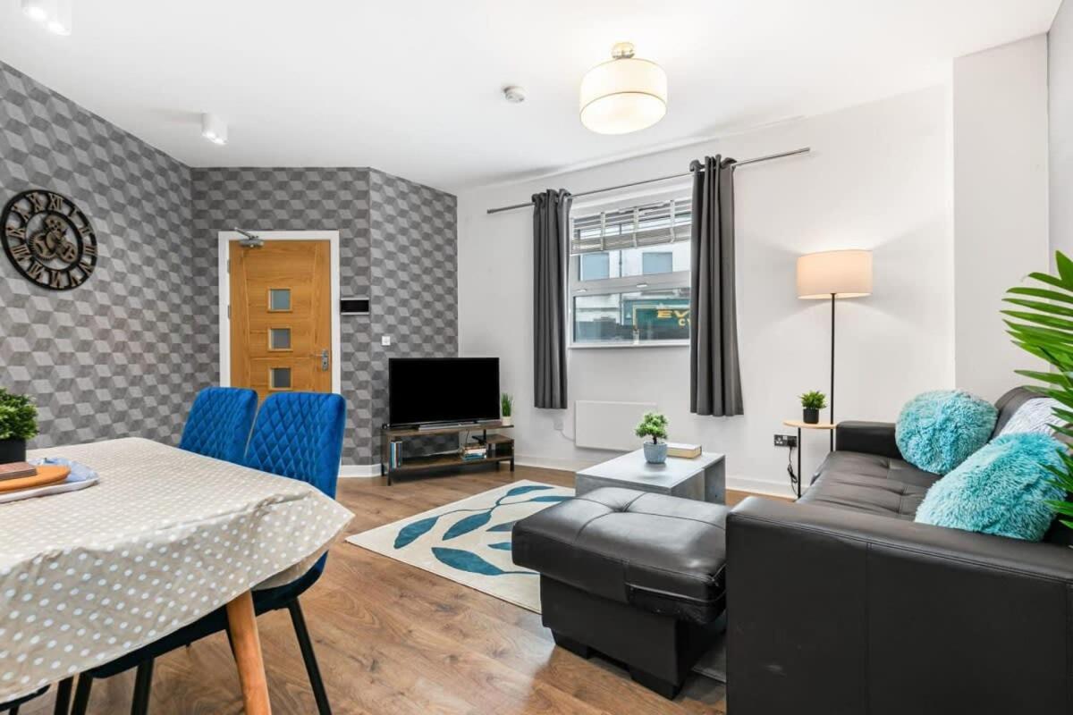 Spacious 1 Bedroom Apartment In Central Γουόκινγκ Εξωτερικό φωτογραφία
