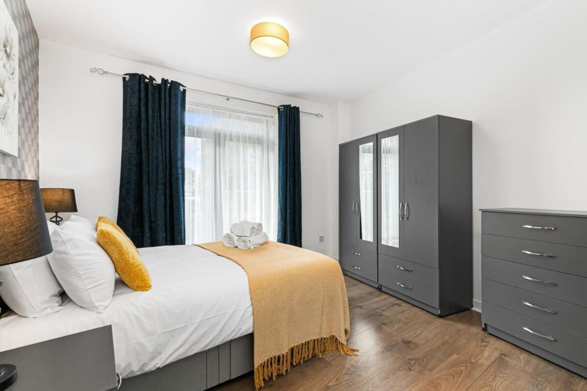 Spacious 1 Bedroom Apartment In Central Γουόκινγκ Εξωτερικό φωτογραφία