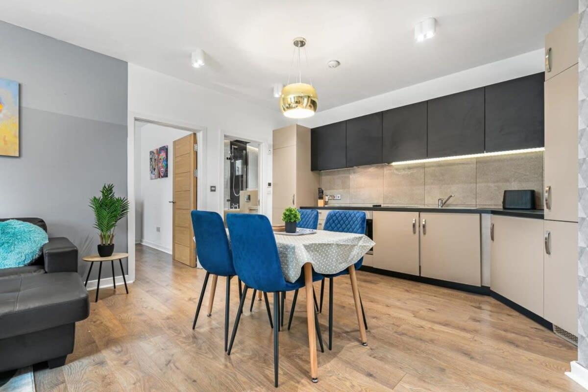 Spacious 1 Bedroom Apartment In Central Γουόκινγκ Εξωτερικό φωτογραφία