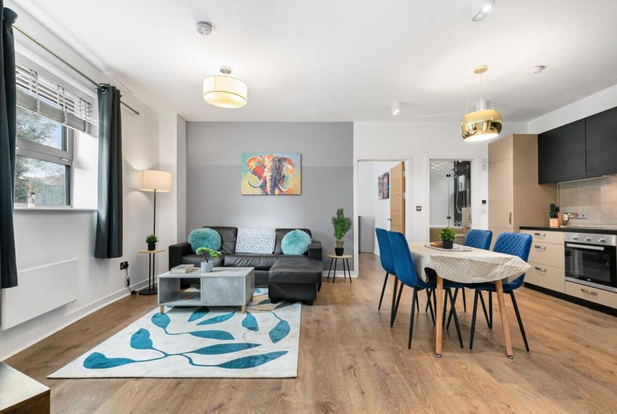 Spacious 1 Bedroom Apartment In Central Γουόκινγκ Εξωτερικό φωτογραφία