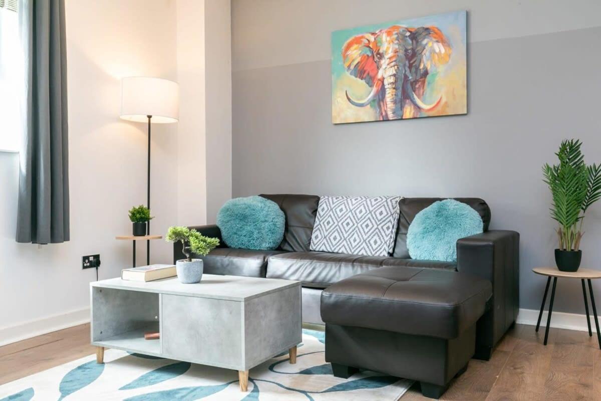 Spacious 1 Bedroom Apartment In Central Γουόκινγκ Εξωτερικό φωτογραφία