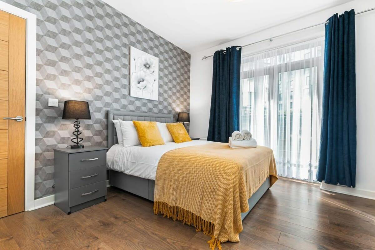 Spacious 1 Bedroom Apartment In Central Γουόκινγκ Εξωτερικό φωτογραφία