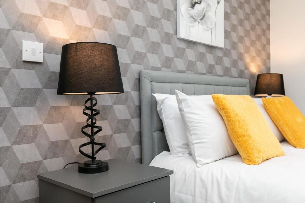 Spacious 1 Bedroom Apartment In Central Γουόκινγκ Εξωτερικό φωτογραφία